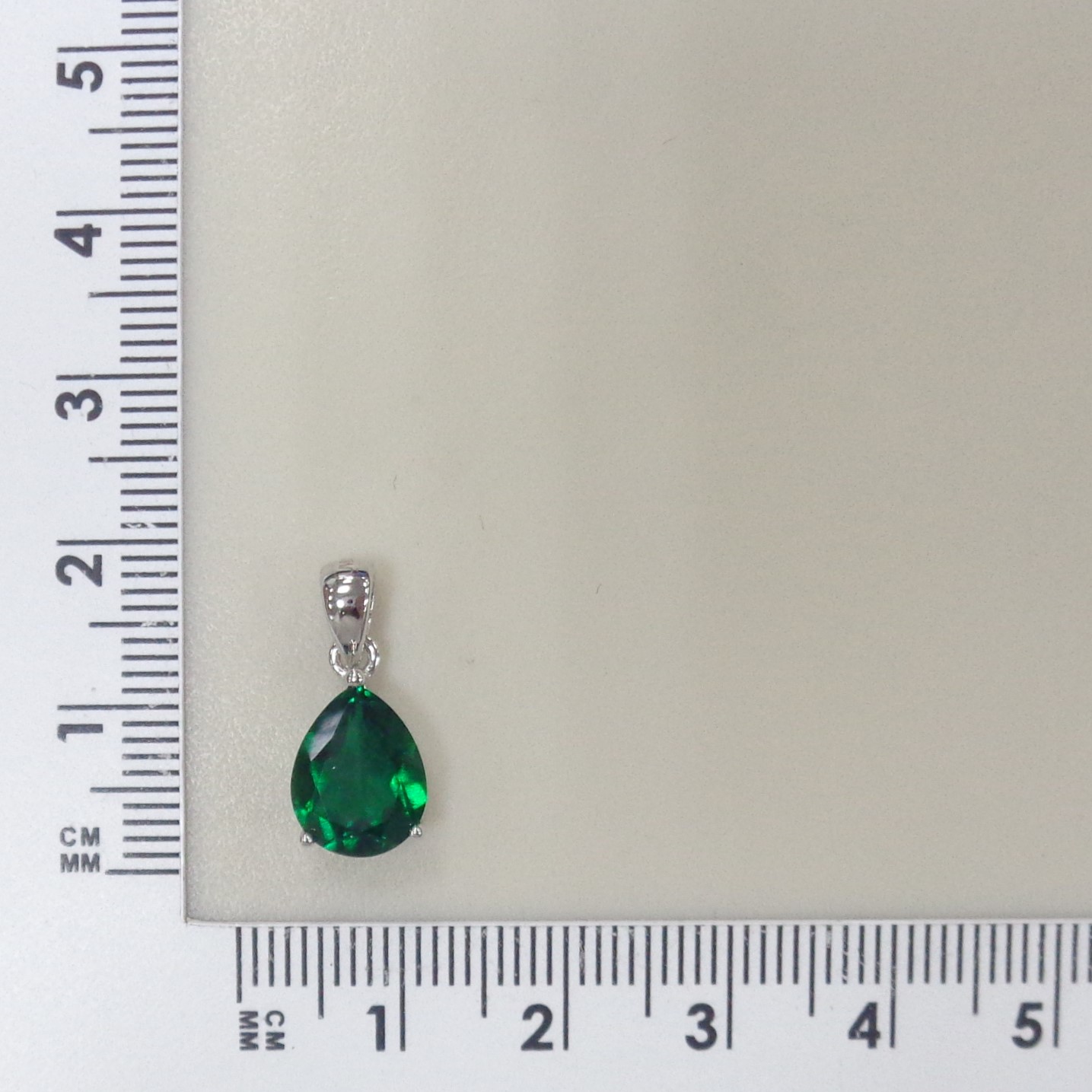 Серебряная подвеска с выращенным изумрудом